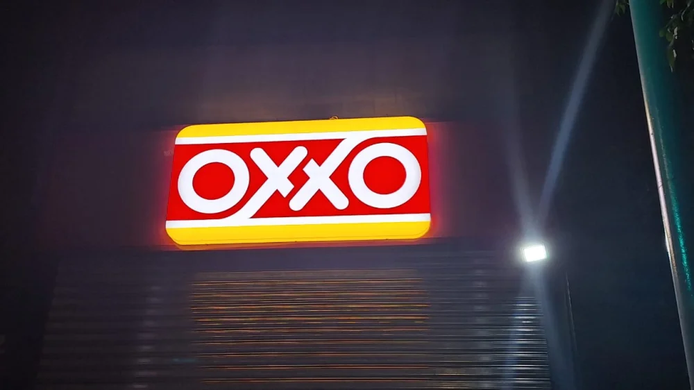 OXXO · Una presencia que se enciende